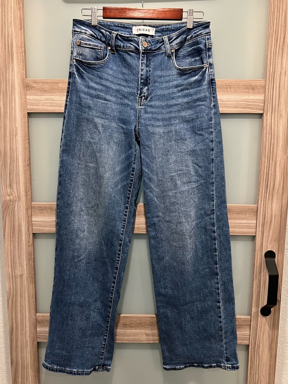ENJEAN | Women’s Straight-Leg Jeans in Medium Blue